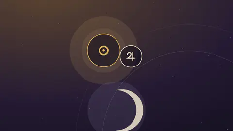 Pastilles dorées du Soleil et de Jupiter accolées au-dessus d'un fin croissant de lune sur fond nocturne ambré