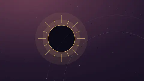 Disque solaire éclipsé entouré d'une couronne rayonnante dorée sur fond nocturne rose