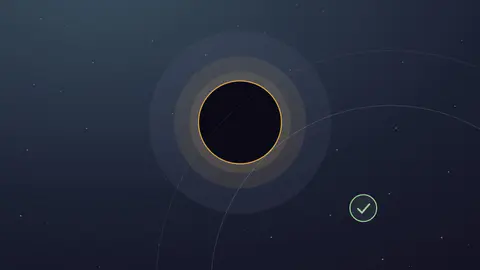 Disque éclipsé serein entouré d'étoiles calmes avec une coche verte discrète