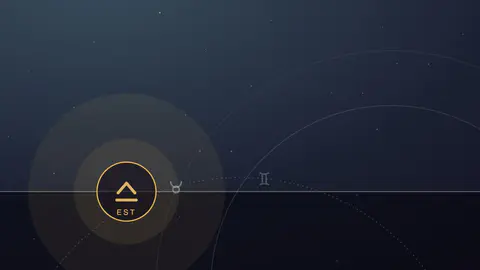 Point doré se levant sur l'horizon est devant la roue du zodiaque, illustrant l'ascendant, sur fond nocturne